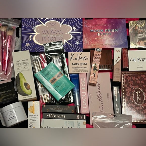 NIB 🆕 4 Piece Full Size Mystery Make Up & Beauty Box 📦 lip gloss blush shadow - Picture 2 of 4